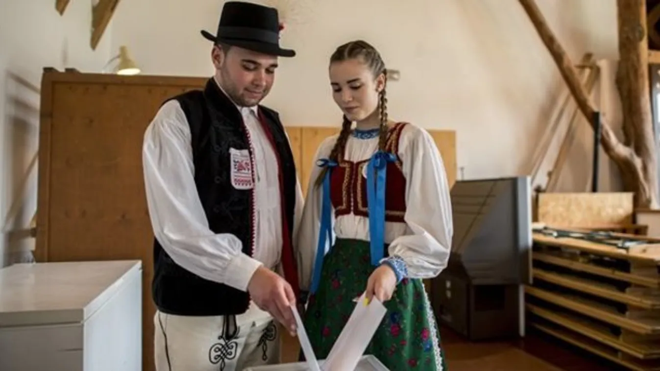 Így adta le első voksát bukovinai székely népviseletben Zsófia
