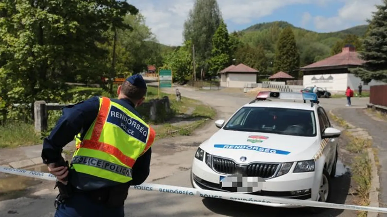 Rendőrségi akció Oszter birtokán - végre lehozták a fáról a fenyegetőző férfit