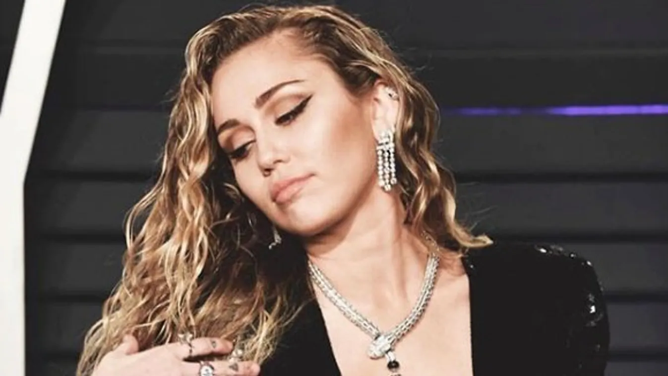 Szavak nélkül cáfolt Miley Cyrus