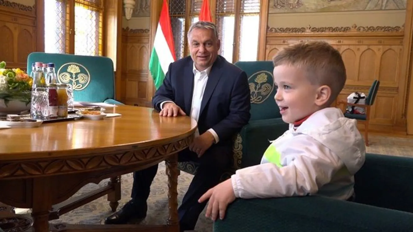 Egy kisfiú rá­vette Orbán Vik­tort, men­jen vissza a Par­la­mentbe - videóval