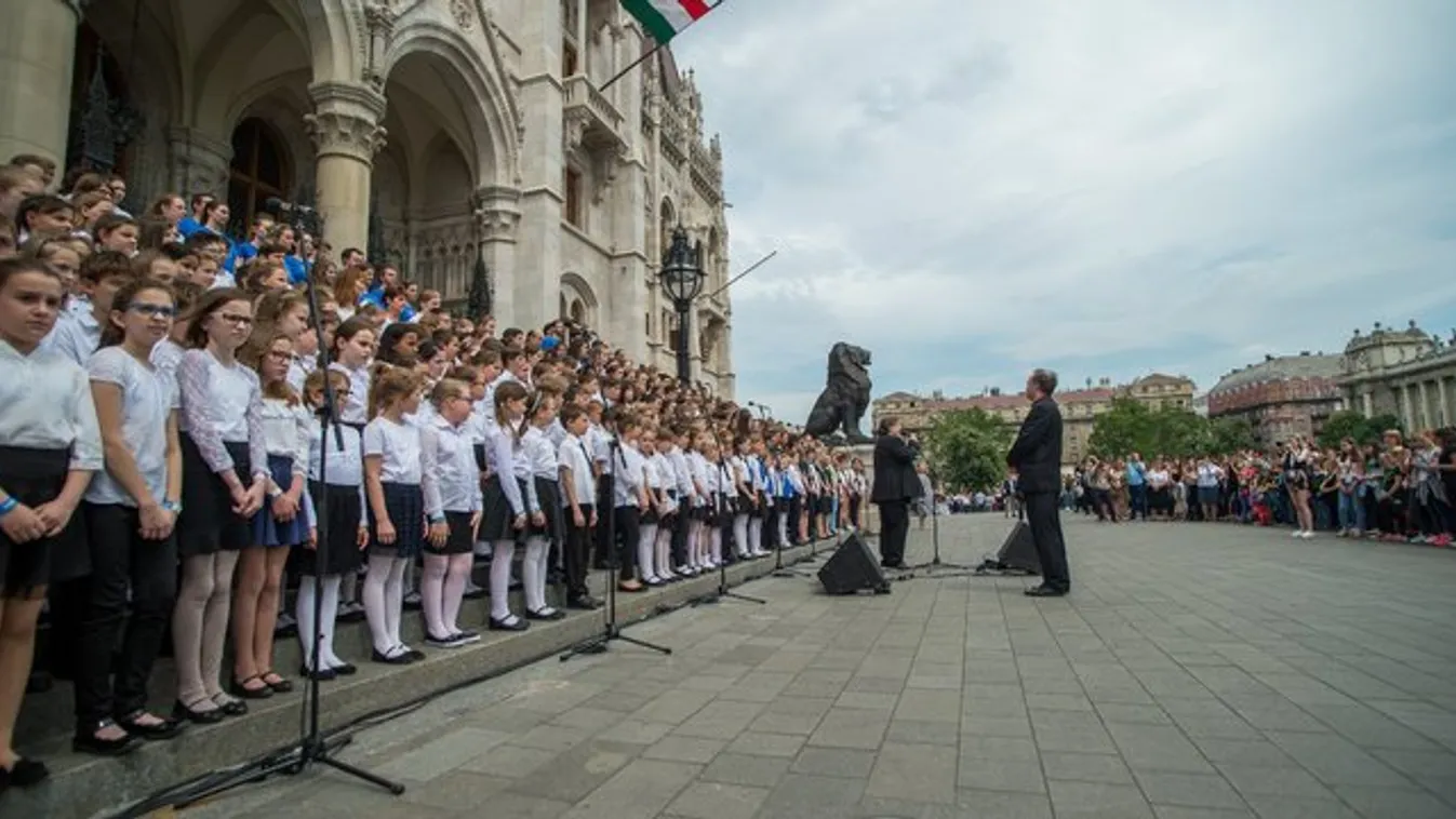 Videó a hely­szín­ről: több ezer gyer­mek­hang zengte be a Kos­suth teret