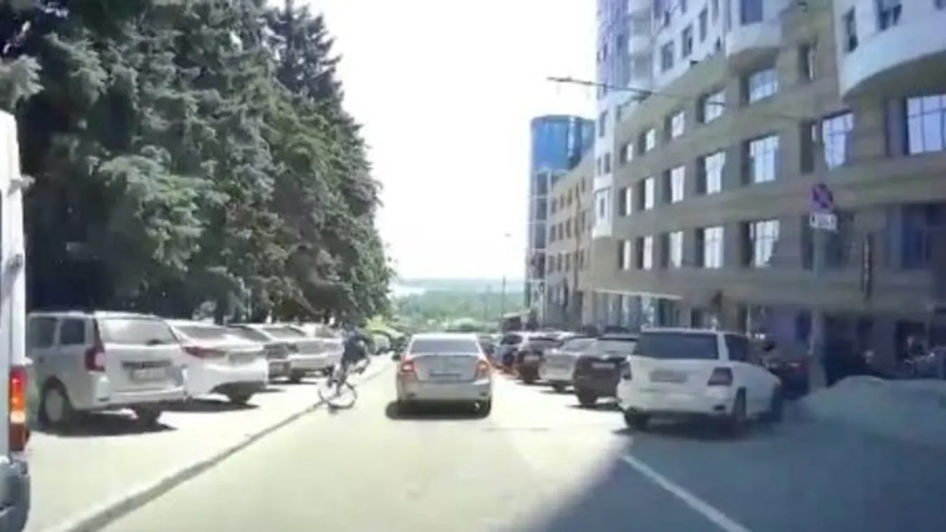 Ennél csak egy klasszikusabb bringás esés van, az elbambulva oszlopnak hajtás