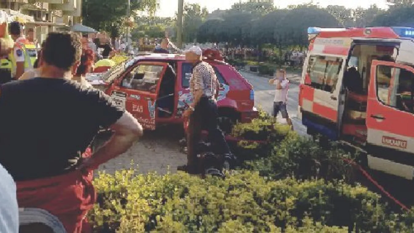 Baleset a tótkomlósi ralin: Bajnok házaspár tarolta le a nézőket
