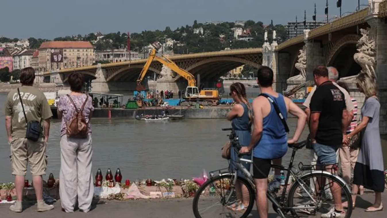 Távcsővel, kisszékkel készültek a nézelődők a Hableány mentésére