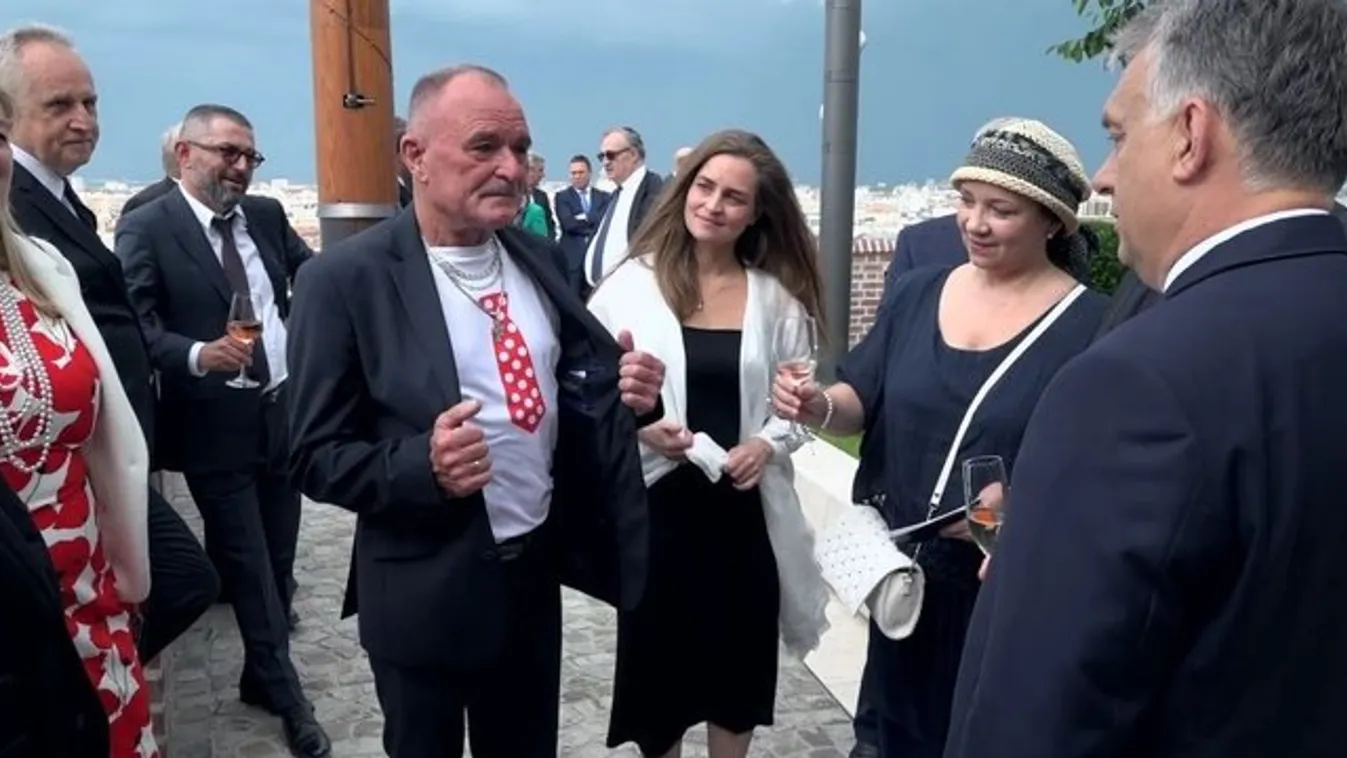 Ba­bos­kendő a mi­nisz­ter­el­nök­sé­gen és még nó­táz­tak is