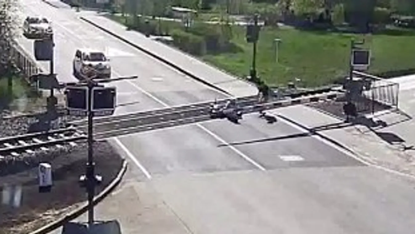 Hősként ünnepelték a férfit, aki lehúzott a sínekről egy ráborult idős férfit, és ezzel megmentette az életét - videó