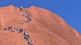 Gyakorlatilag ellepték a turisták az Ulurut