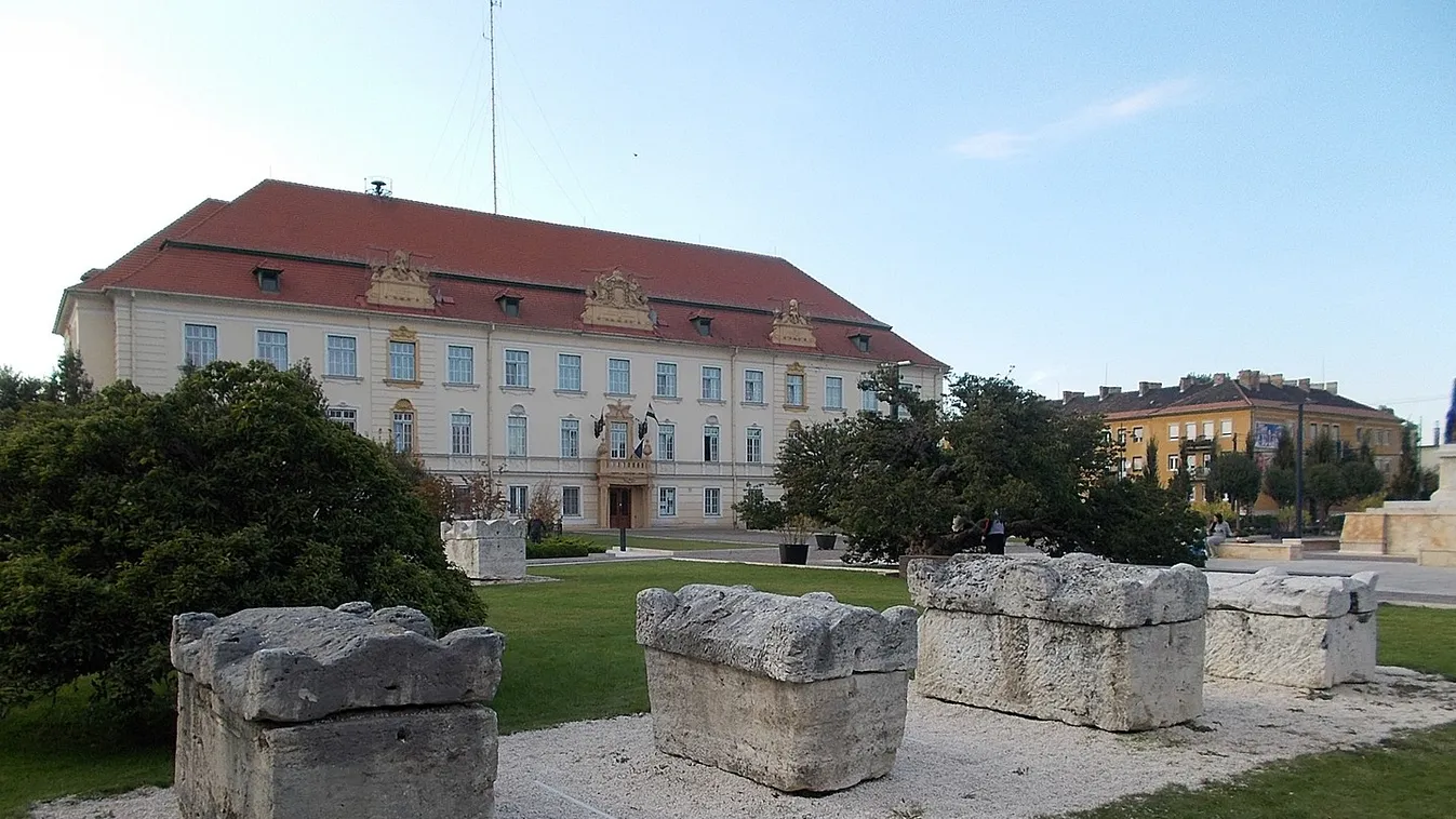 Már a komáromi légiótábor főkapuja is előlépett a múltból