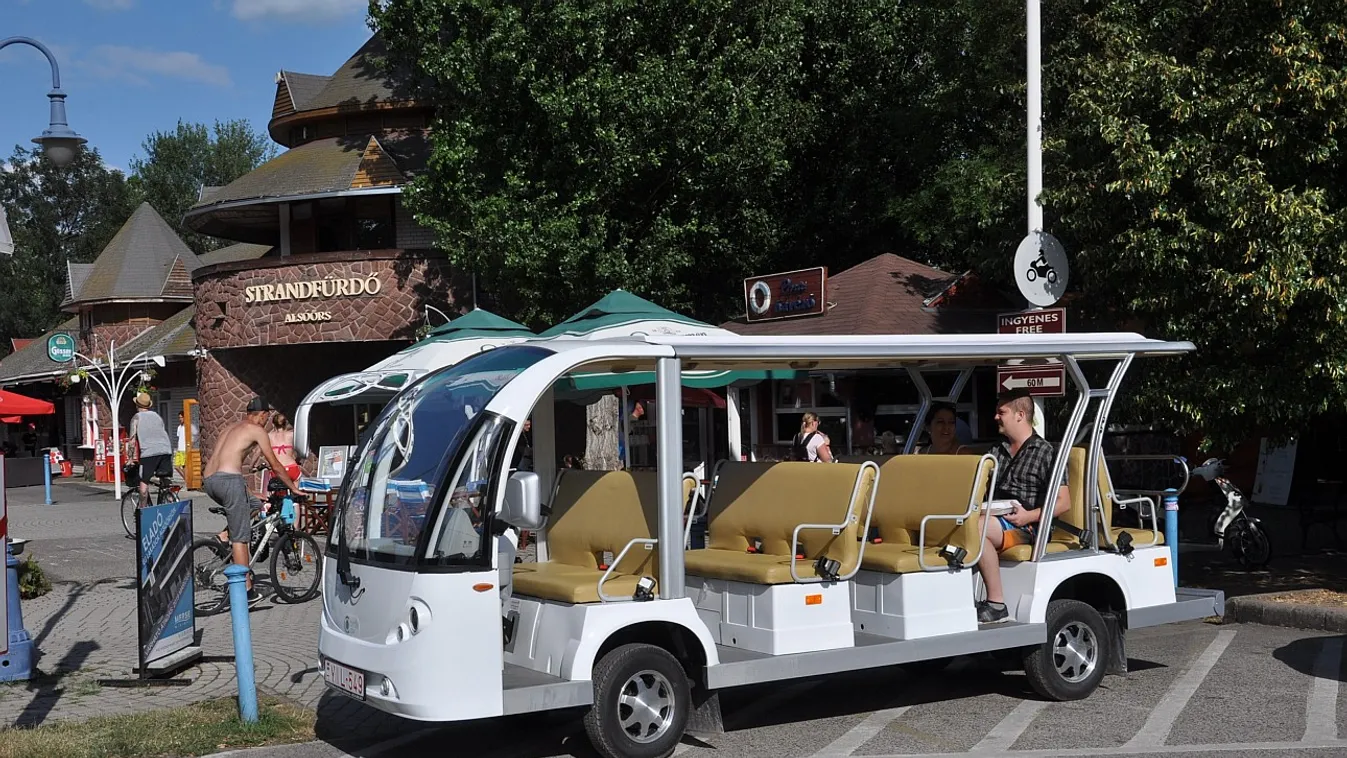 Nyitott panoráma kisbuszok szállítják a nyaralókat az alsóörsi strandra