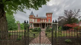 A gyanús csatornafedéltől a rejtélyes víztoronyig – Járjanak Stephen King nyomában!