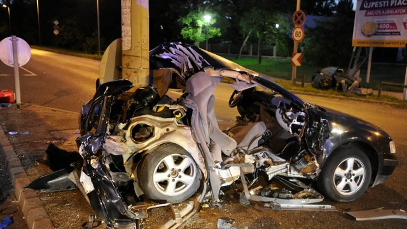 Aratott a halál az utakon – Oszlopra csavarodtak kocsijukkal a fiatalok