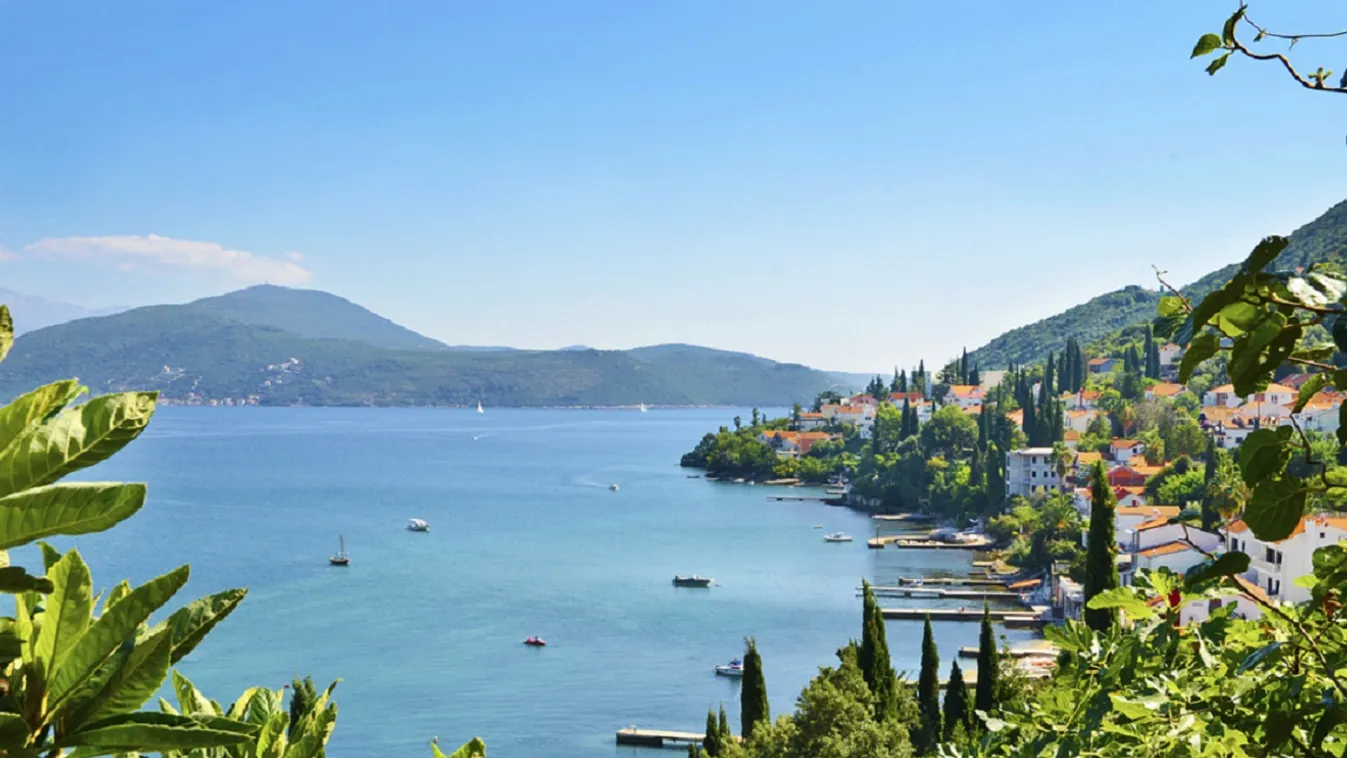 WC-papír darabok úszkálnak a tengervízben Njivice strandján