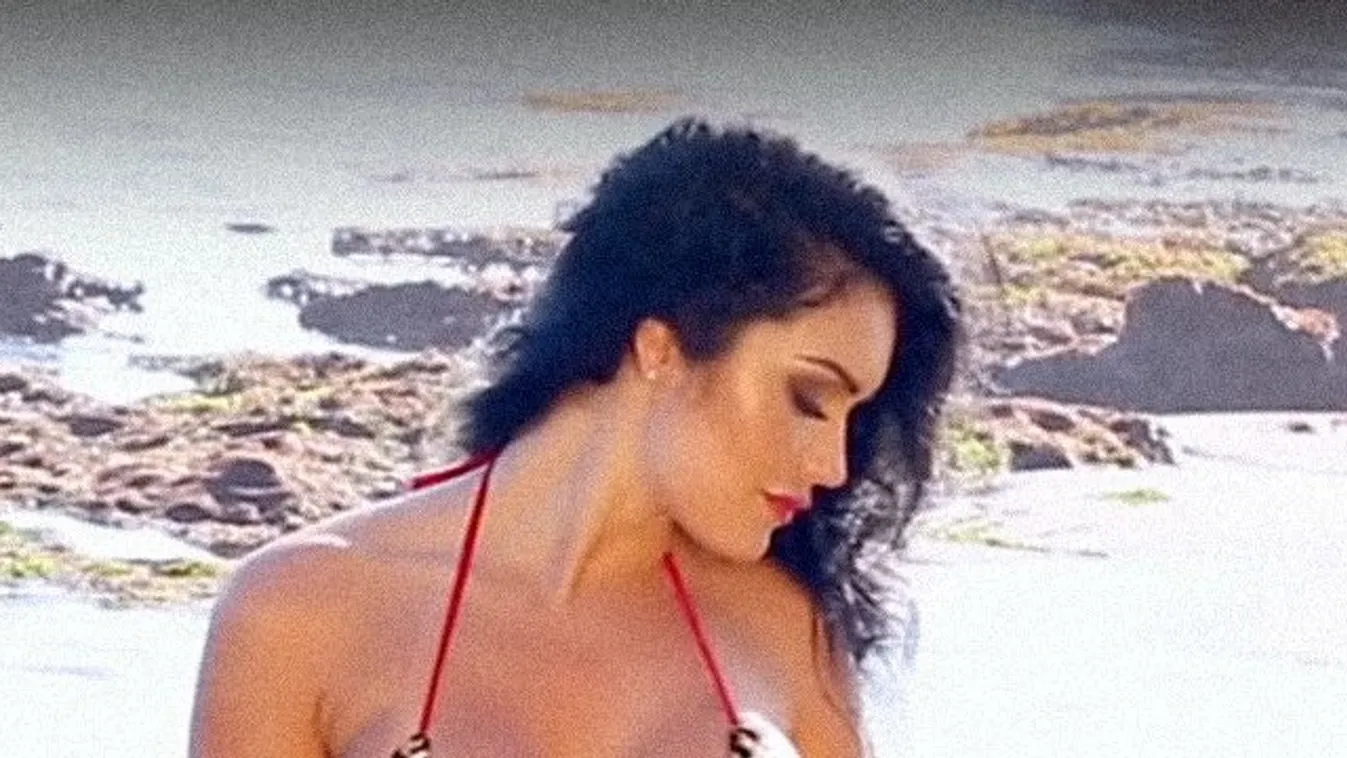 Akkora bikiniben ünnepelte születésnapját a modell, hogy azt még a legnagyobb jóindulattal sem lehet ruhadarabnak nevezni - 18+ fotó