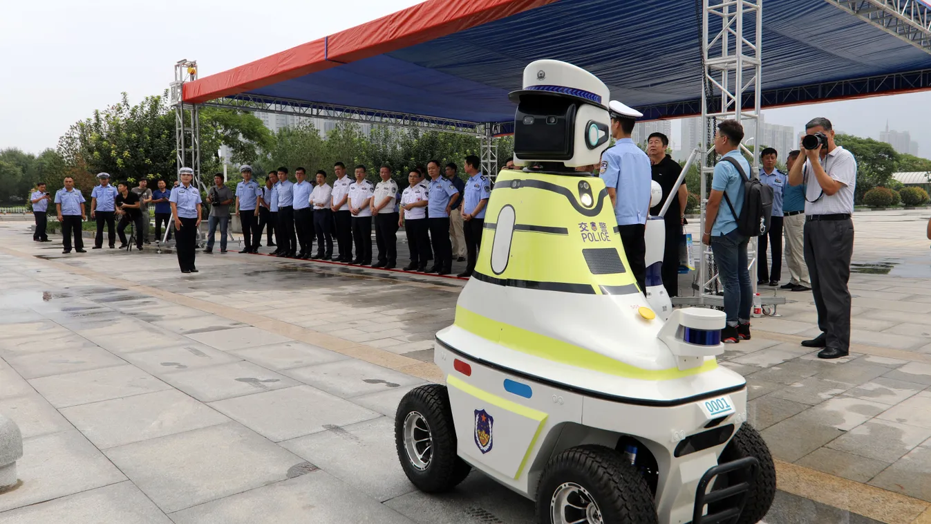 Kínában járőrözni kezdett az első robotrendőr