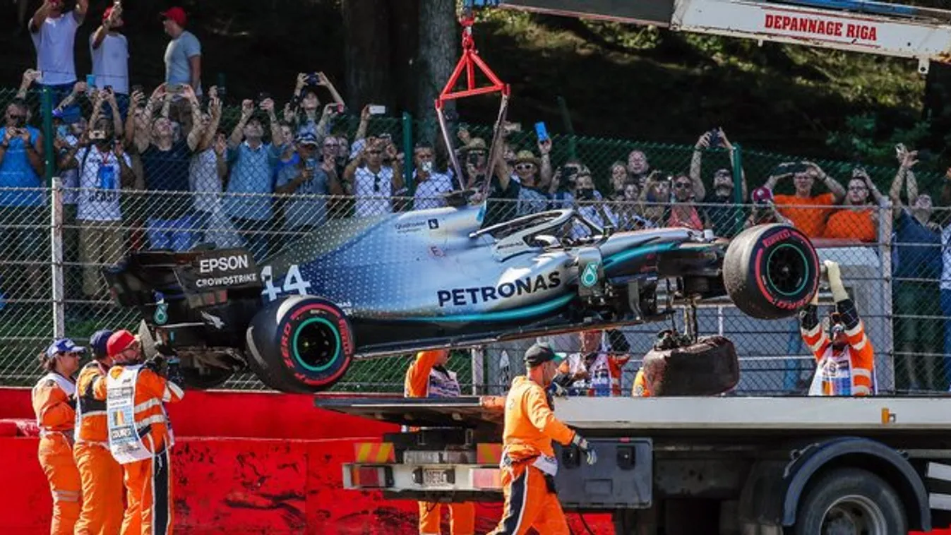 Hamilton összetörte a Mercit