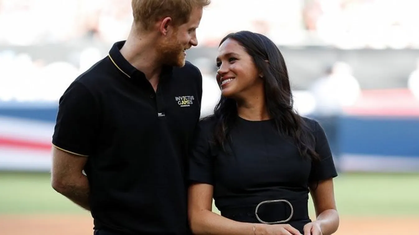 Ezért tartja mindig olyan furcsán a kezét - Meghan hercegné titkol valamit?