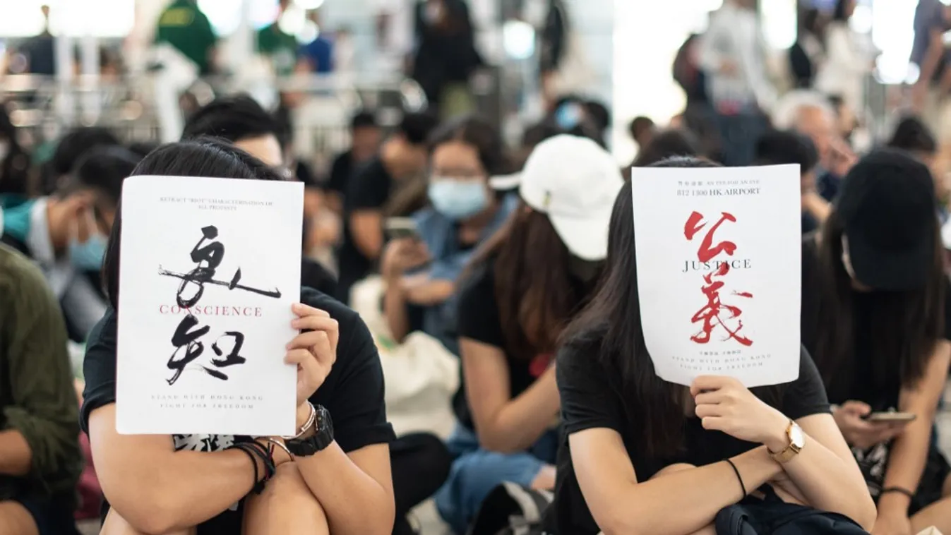 Több mint 300 járatot töröltek Hong Kong-ban