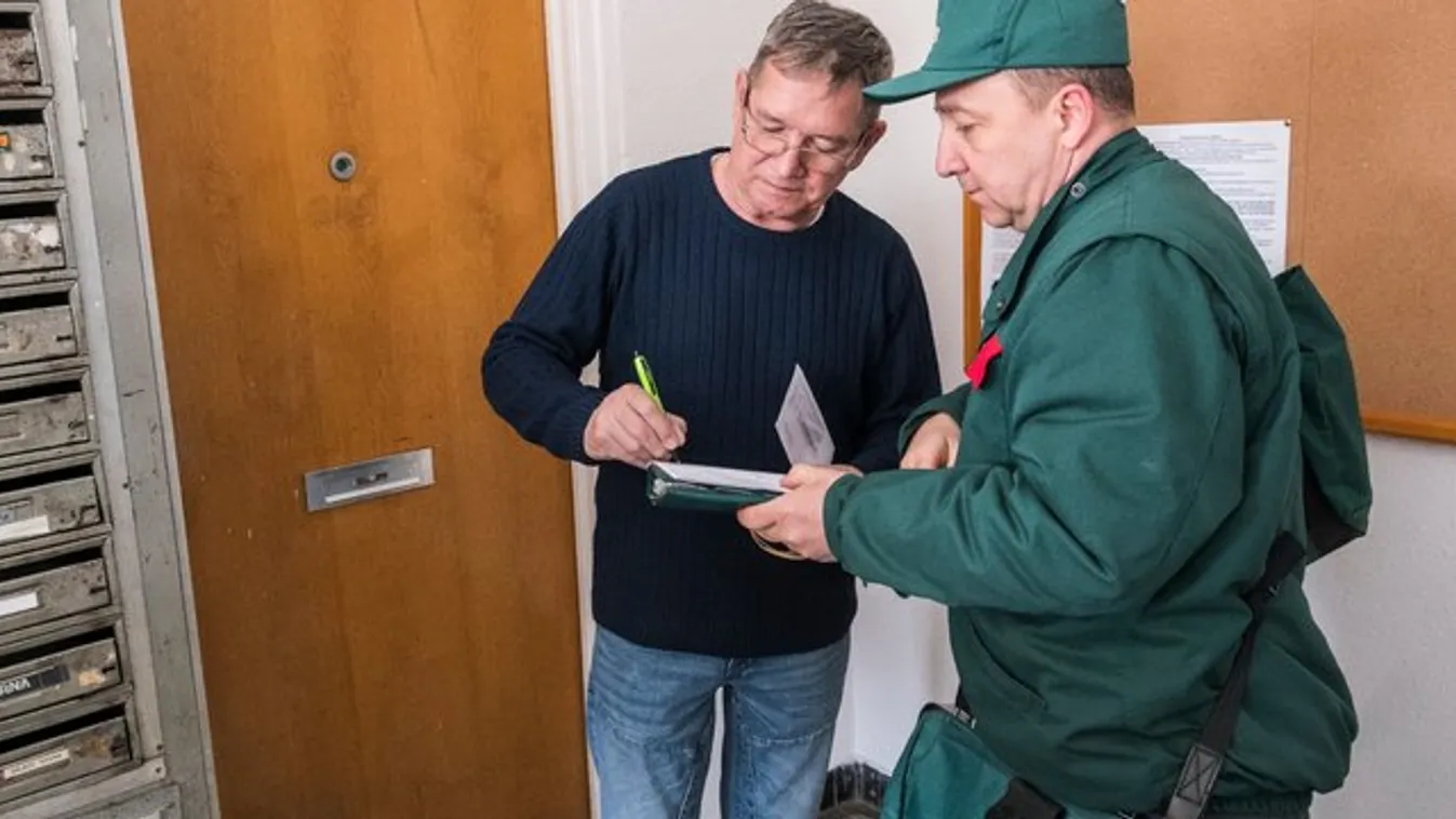 Jövőre már elektronikusan írunk alá a postásnál