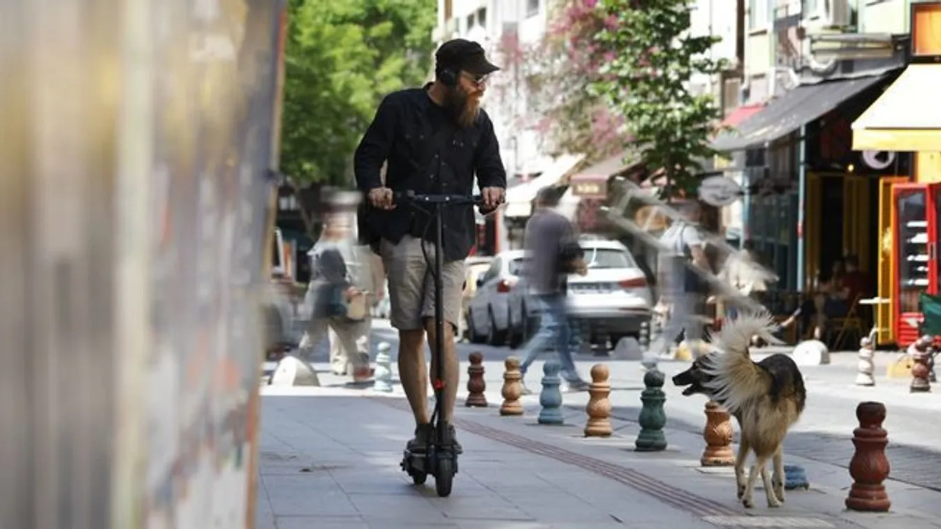 Őrület: elektromos rolleren szállítja a vért a leleményes laboros