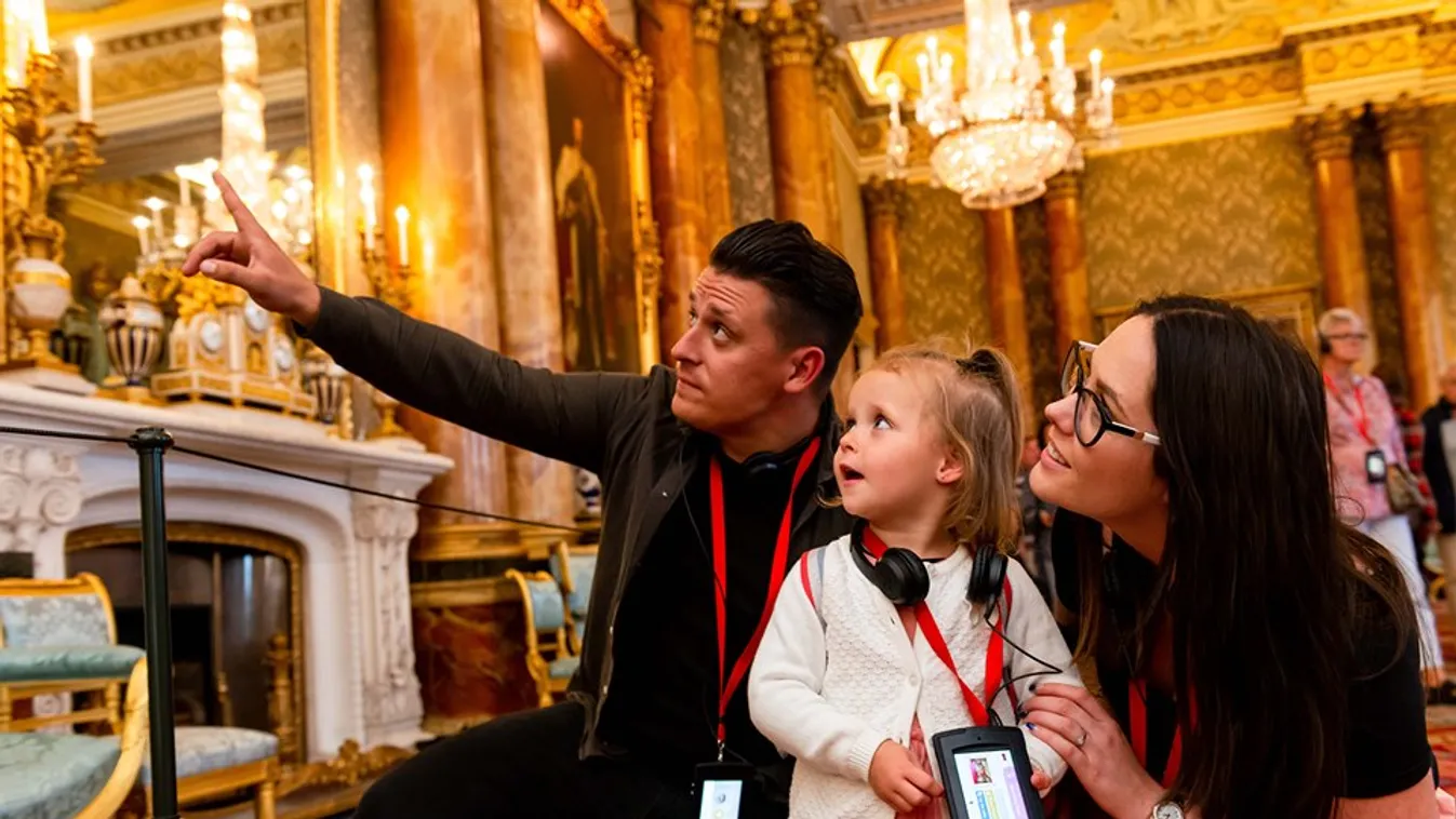 Ez történik, ha valaki a Buckingham-palotában felejt egy kitömött játékmajmot