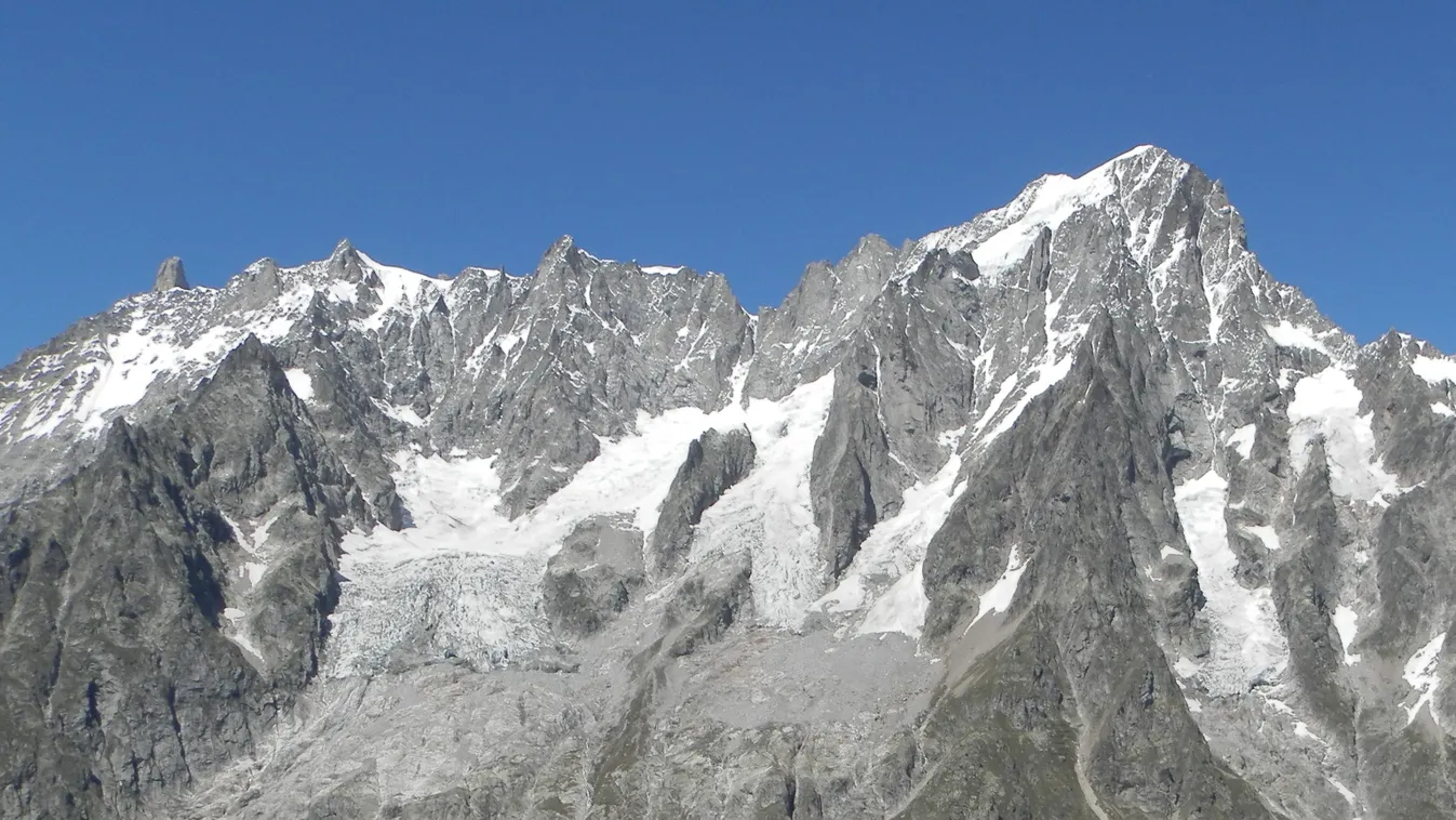 Összeomlás fenyegeti a Mont Blanc gleccserét, lezárták az oda vezető utakat