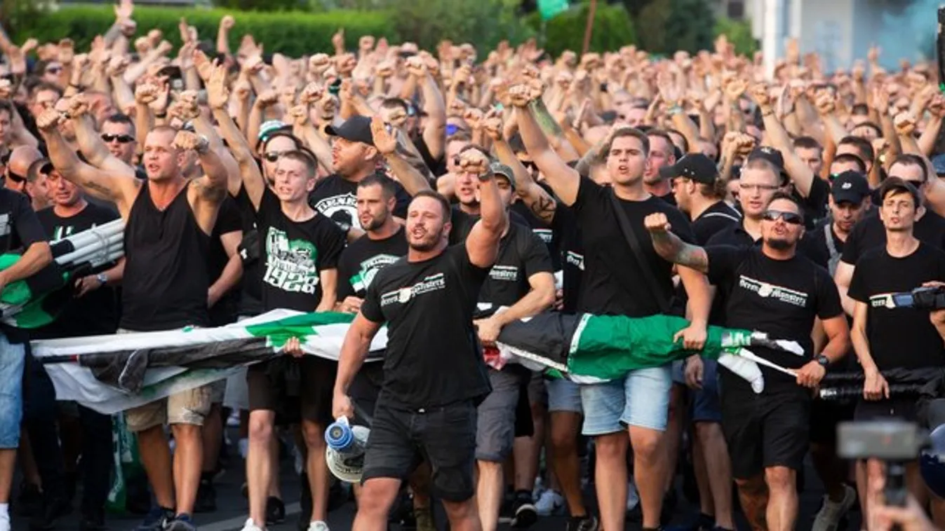 Fradisták százai veszik be Barcelonát