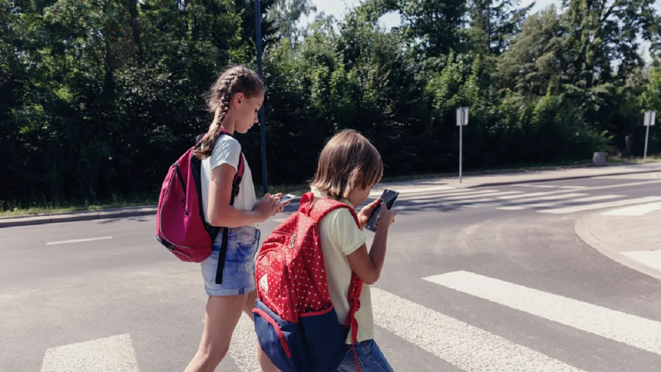 Zágrábban piros lámpa szakítja meg az utcai telefon babrálást