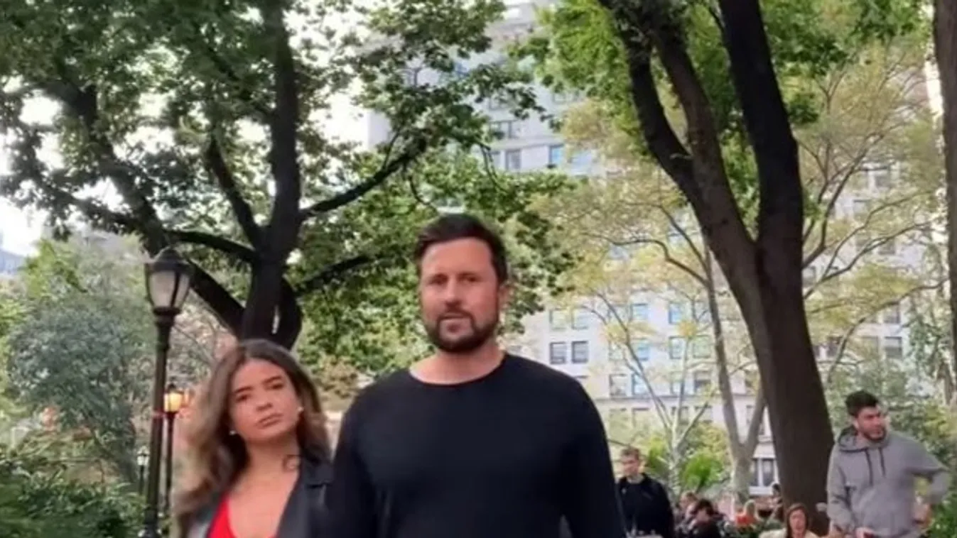 Kamerával a mellei között ellenőrizte, hogy mennyien nézik a dekoltázsát – videó