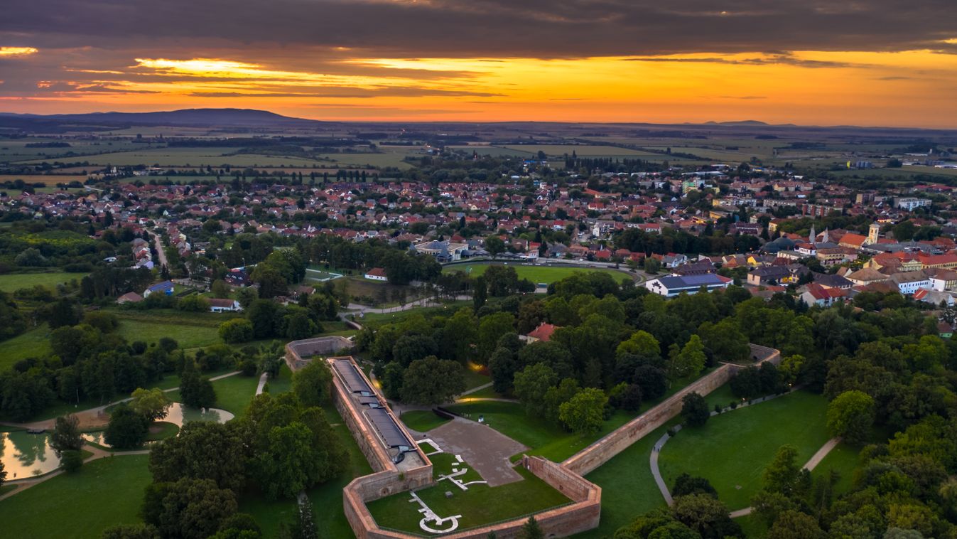 https://cdn.borsonline.hu/2019/10/GdNCZOWsi1MCUTUG3KlUKjyHUs1MQOiokxr_Nw4toSc/fill/1347/758/no/1/aHR0cHM6Ly9jbXNjZG4uYXBwLmNvbnRlbnQucHJpdmF0ZS9jb250ZW50LzI5MjNmYTViOWUzNTRiMmE5NDM5ZWE1ZGE0YmM1ZDk4.jpg