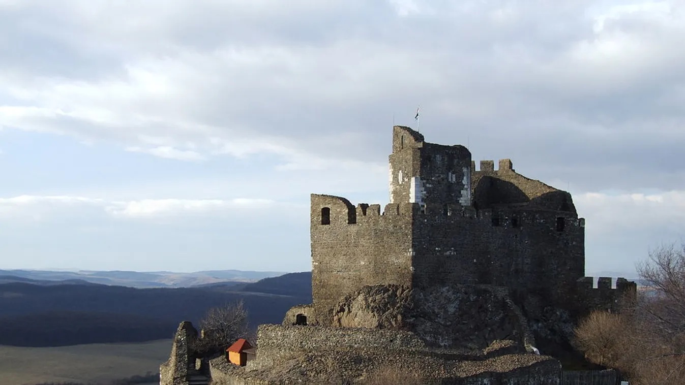 Átalakul a hollókői vár
