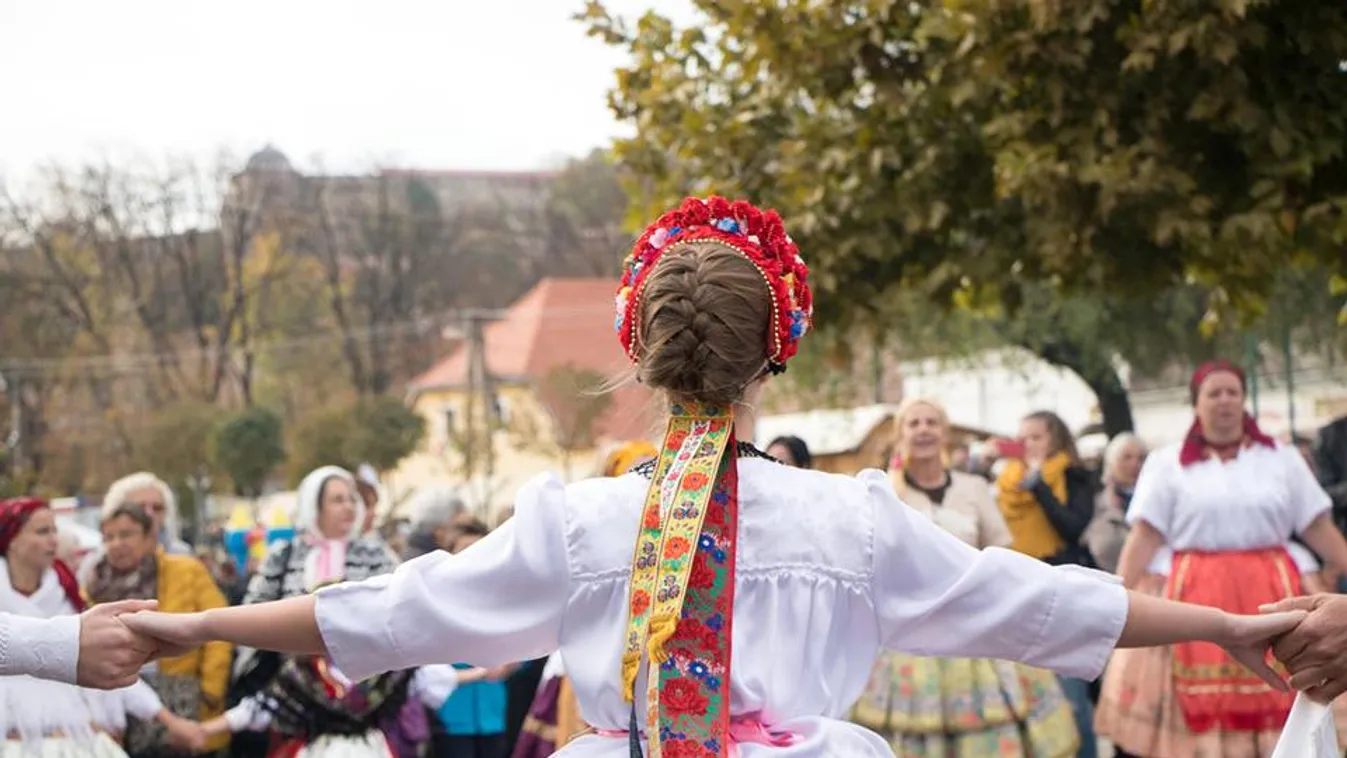 Sült gesztenye, mézeskalács és menettánc – Vár a Pécsváradi Leányvásár
