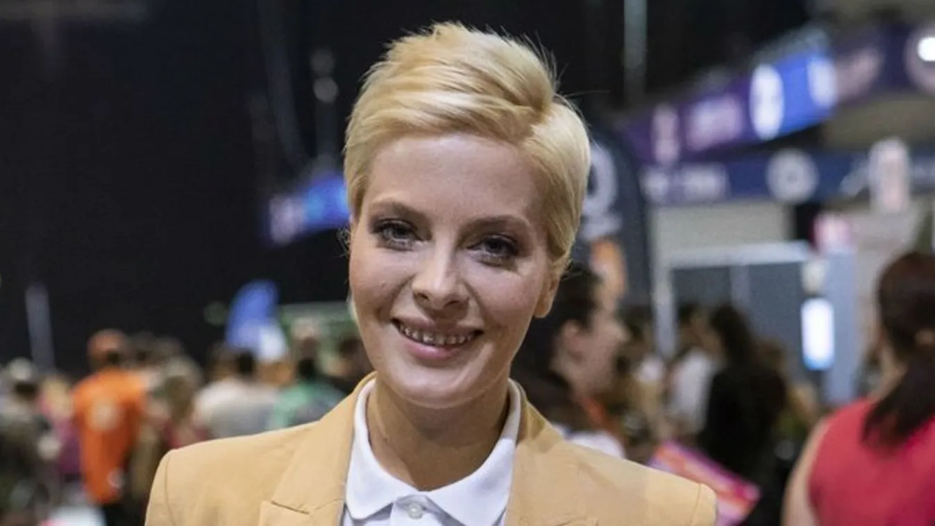 Gyermeket vár Tatár Csilla