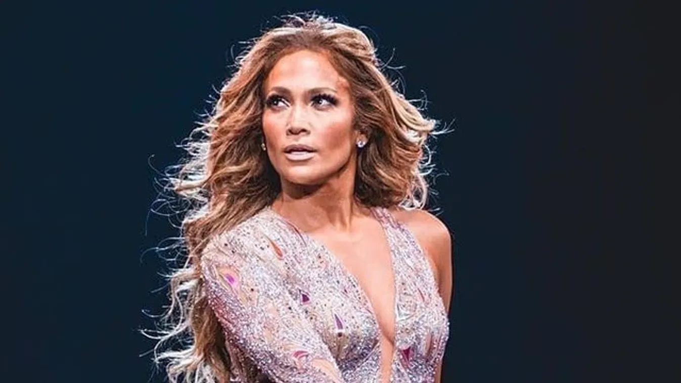 Jennifer Lopez csak néhány madzagot visel ezen a fotón