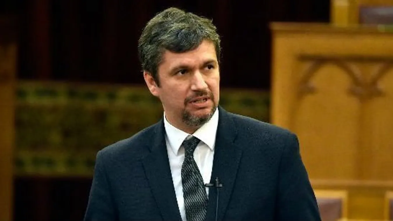 Hadházy trágár bunkóságot mutatott fel a Parlamentben: meggyalázta az Országházát