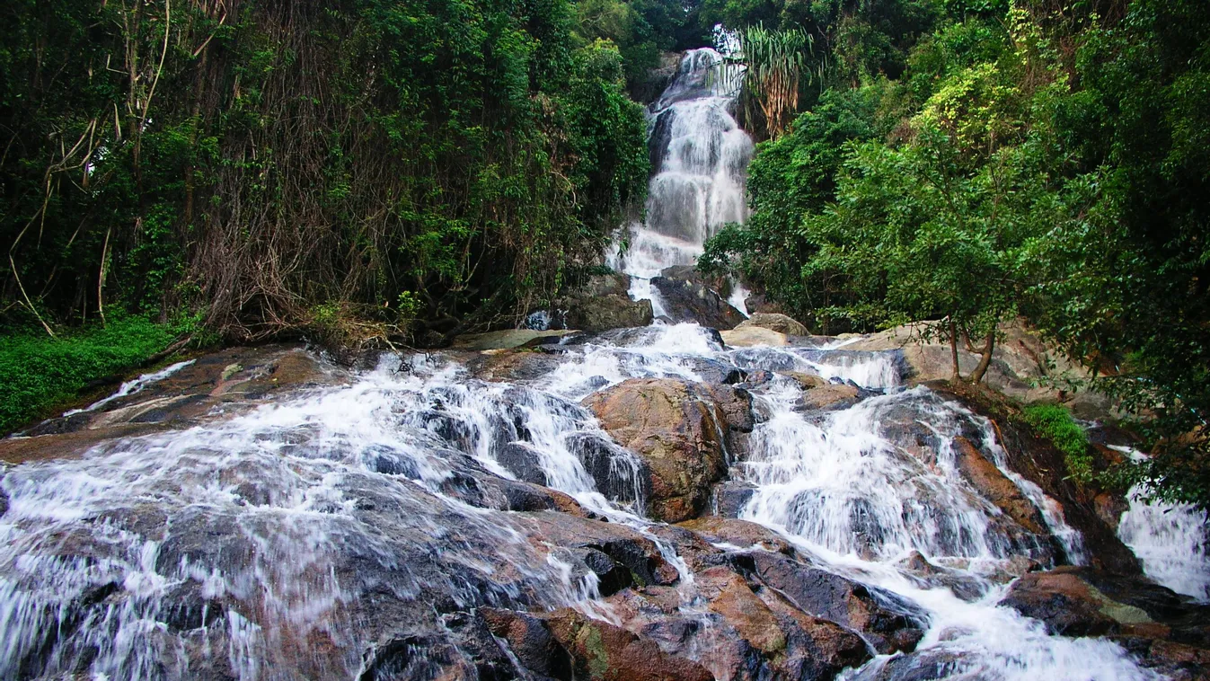 Szelfizés közben esett be egy francia turista a thaiföldi vízesésbe