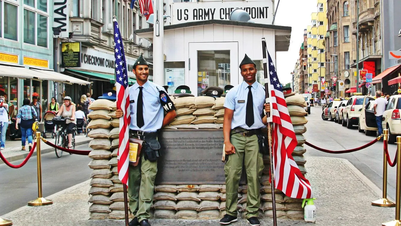 Nincs több pózolás a katonákkal a Checkpoint Charlie-nál
