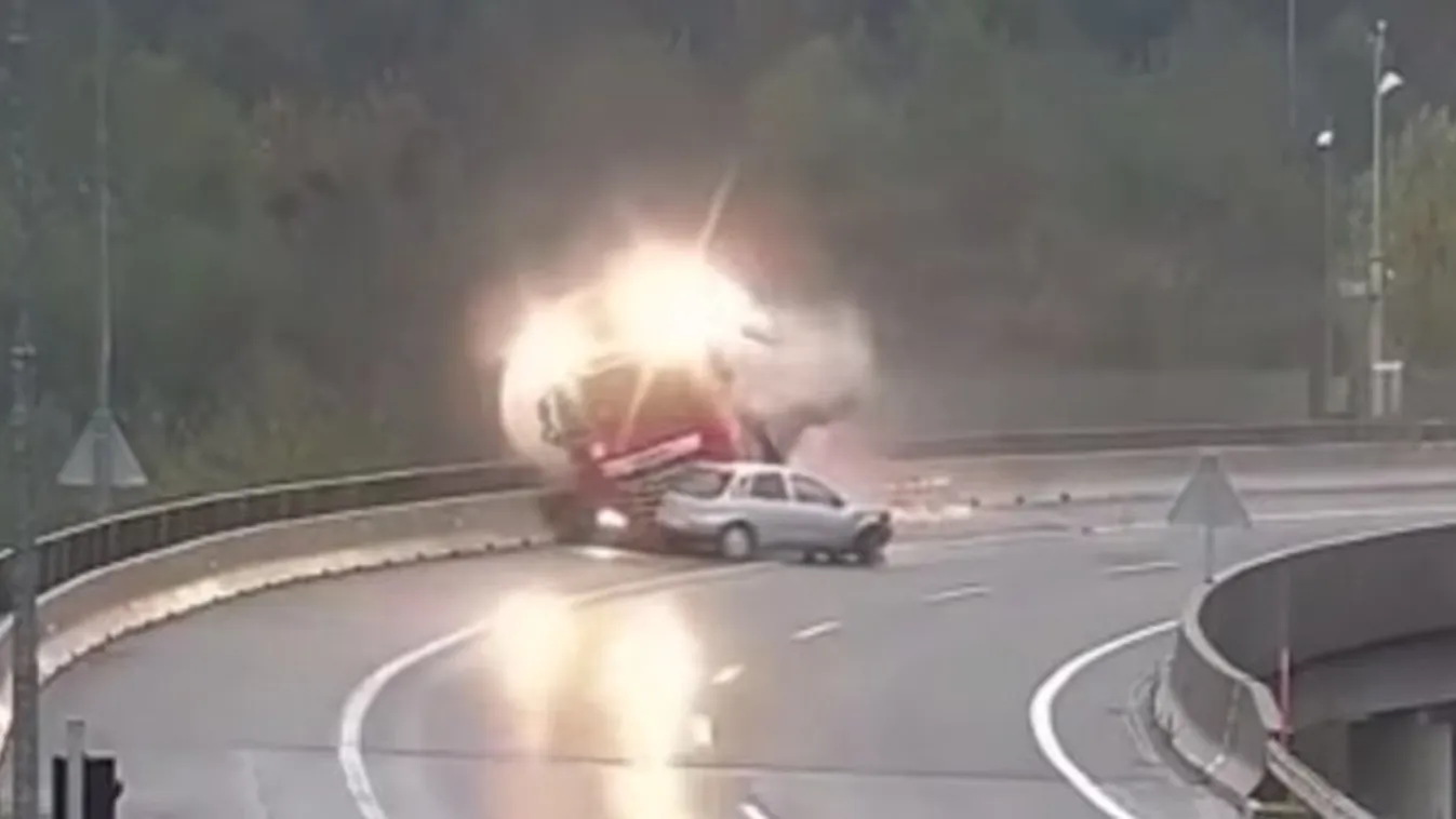 Videón ahogy a halálos balesetet szenvedő magyar kamionos a mélybe zuhan – 18+