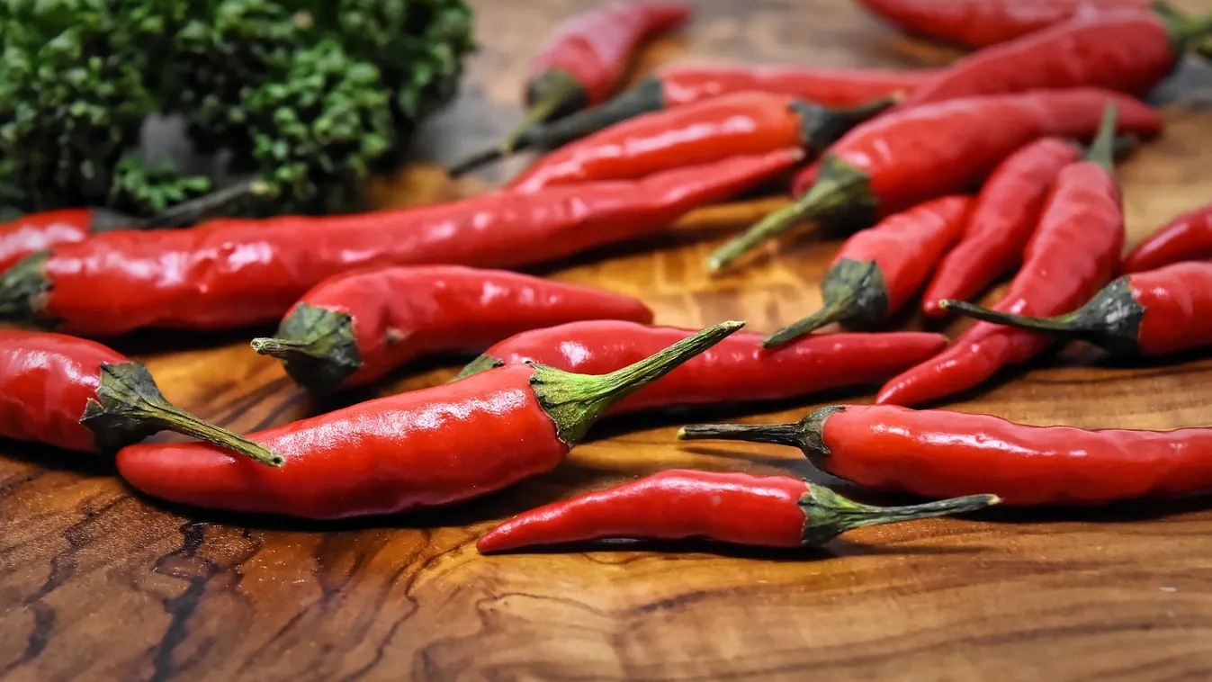 Chili, te csípős! Lángol tőled a nyelvünk, mégis szeretünk!