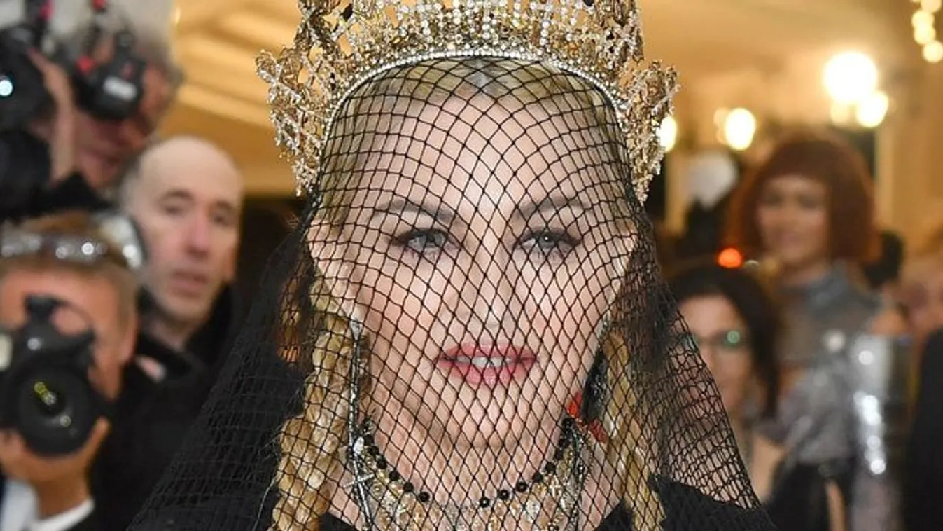 Ki akarja pihenni magát, ezért beperelte az egyik rajongója Madonnát