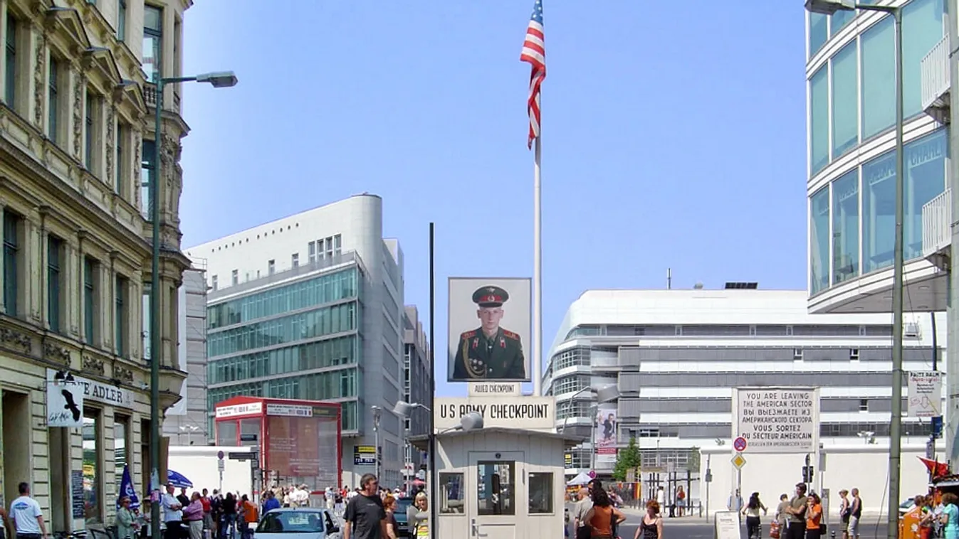 Elárverezik a Checkpoint Charlie óriási katonaportréit