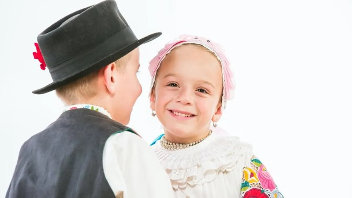 A Fölszállott a páva ismét a gyerekeké (x)