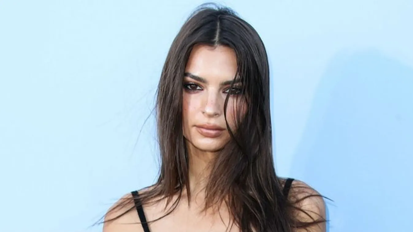 Dobjon el mindent! Emily Ratajkowski megint elfelejtett melltartót venni