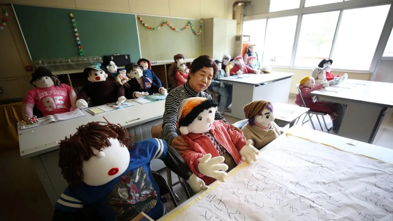 Különös figurákkal élnek együtt egy japán kisváros lakói