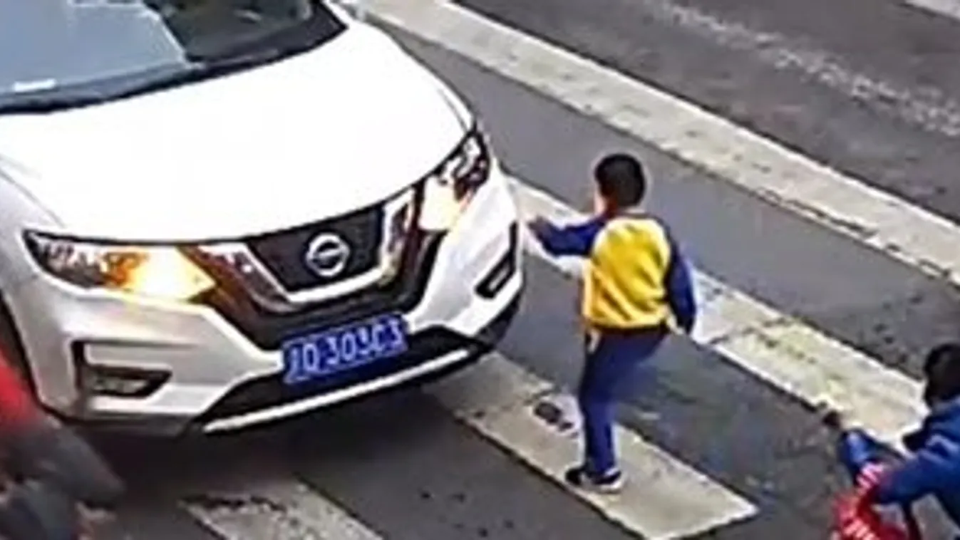 Kisgyerek nekimegy a kocsinak, ami elütötte az anyját