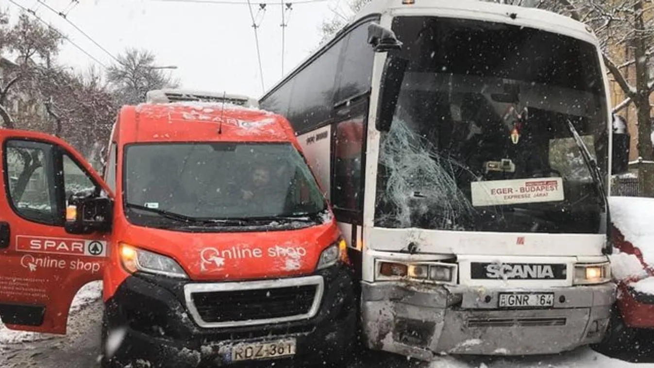 Hókáosz Budapesten: távolsági busz is karambolozott – helyszíni fotó