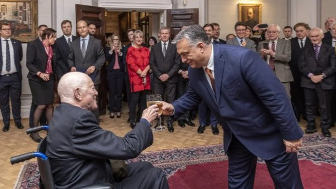 Orbán Viktor Londonban kitüntette Sir Roger Scrutont - videó