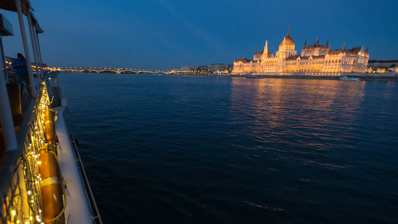 Feldíszített hajókkal kompozhat Budapesten