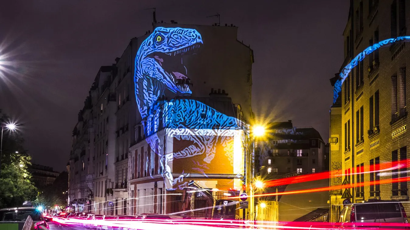 Félelmetes dinoszauruszok árasztották el Párizs utcát