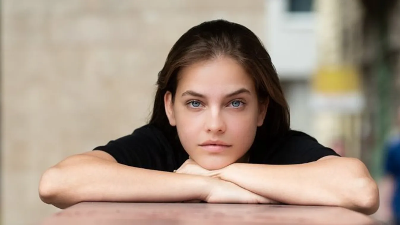 Figyelem, Palvin Barbi testét csupán egy falatnyi lila fehérnemű takarja