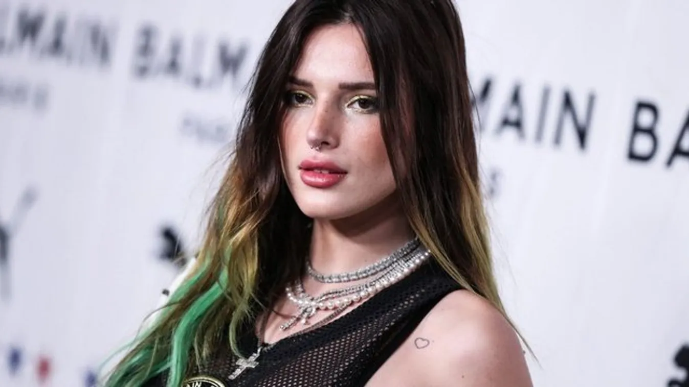 Bikinis fotóval reklámozza új könyvét Bella Thorne - hiszen miért tenne másképp?